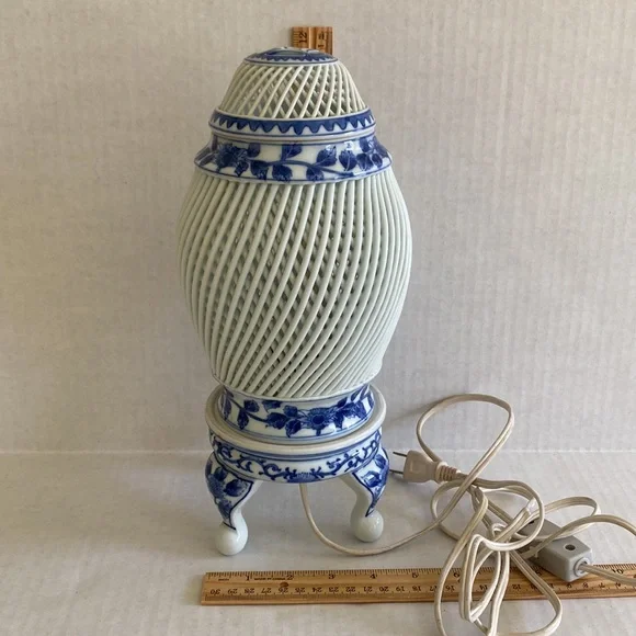 VNTG- Asian Blue & White Porcelain Lamp